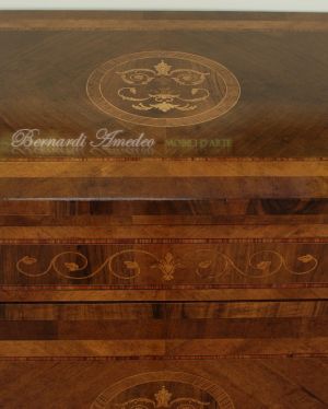 Riproduzione in stile classico Maggiolini di un cassettone in legno di noce intarsiato da camera o soggiorno